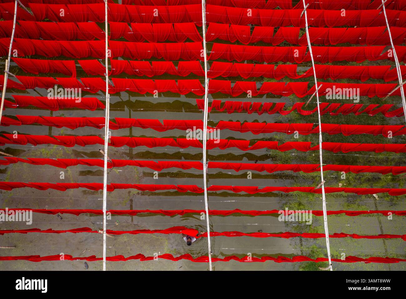 Dhaka, Bangladesh - 18 maggio 2021: Veduta aerea dei lavoratori che appendono tessuti colorati per magliette da asciugare a Narayanganj, Dhaka, Bangladesh. Foto Stock
