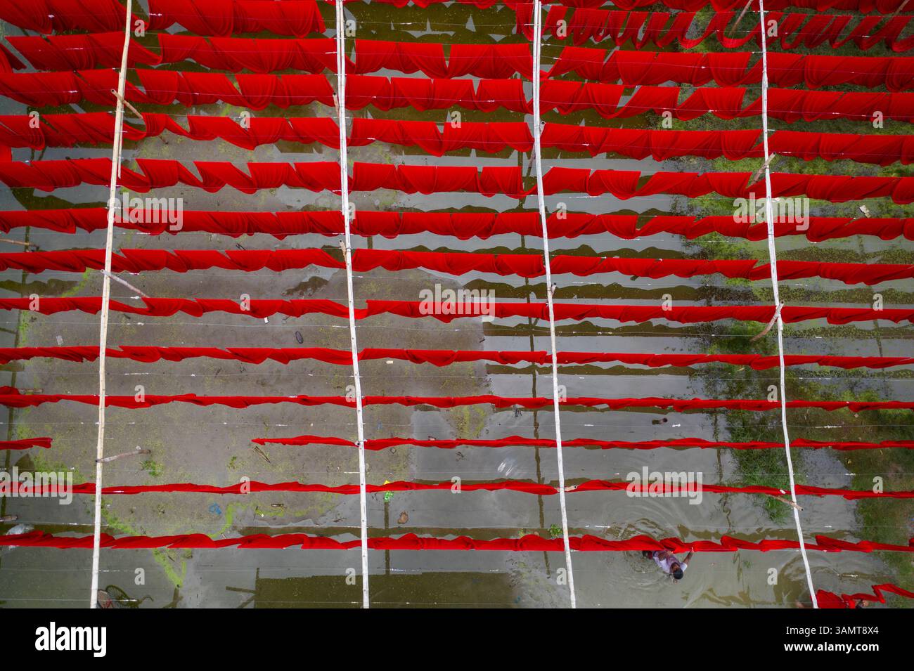 Dhaka, Bangladesh - 18 maggio 2021: Veduta aerea dei lavoratori che appendono tessuti colorati per magliette da asciugare a Narayanganj, Dhaka, Bangladesh. Foto Stock
