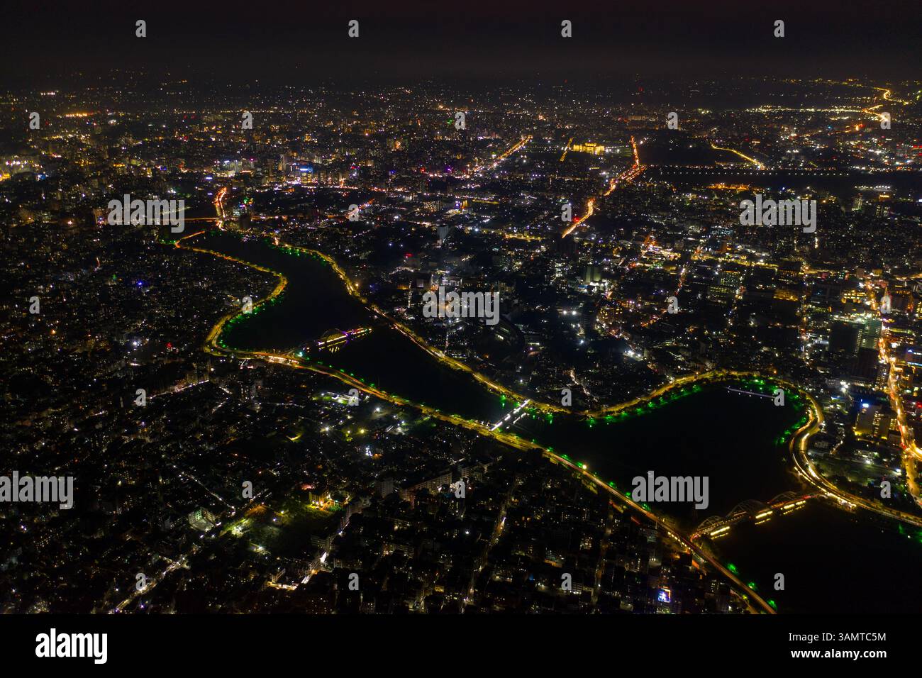 Vista aerea del paesaggio urbano di Dacca e del lago Gulshan di notte, Dacca, Bangladesh. Foto Stock