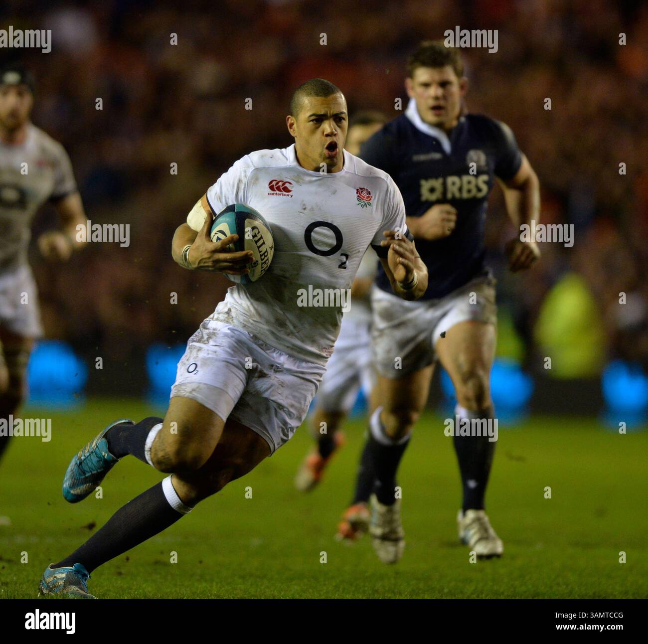 8 febbraio 2014 - Edimburgo, Mid-Lothian, Scozia - il primo marcatore di mete dell'Inghilterra Centre LUTHER BURRELL, 26, supera Scotland Hooker ROSS FORD, 29, durante la partita Scozia-Inghilterra al Murrayfield Stadium. (Immagine di credito: © Steve Flynn/ZUMA Wire/ZUMAPRESS.com) Foto Stock
