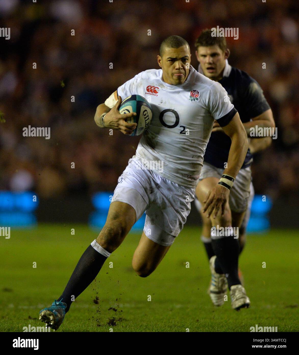 8 febbraio 2014 - Edimburgo, Mid-Lothian, Scozia - primo marcatore di mete dell'Inghilterra Centre LUTHER BURRELL, 26, durante la partita Scozia-Inghilterra al Murrayfield Stadium. (Immagine di credito: © Steve Flynn/ZUMA Wire/ZUMAPRESS.com) Foto Stock