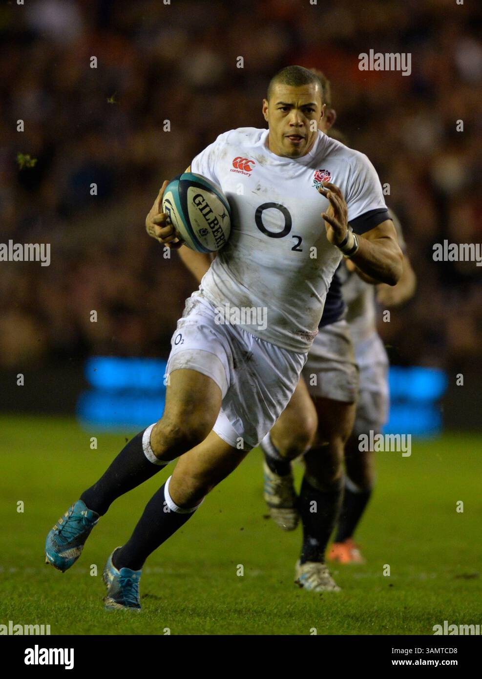 8 febbraio 2014 - Edimburgo, Mid-Lothian, Scozia - primo marcatore di mete dell'Inghilterra Centre LUTHER BURRELL, 26, durante la partita Scozia-Inghilterra al Murrayfield Stadium. (Immagine di credito: © Steve Flynn/ZUMA Wire/ZUMAPRESS.com) Foto Stock
