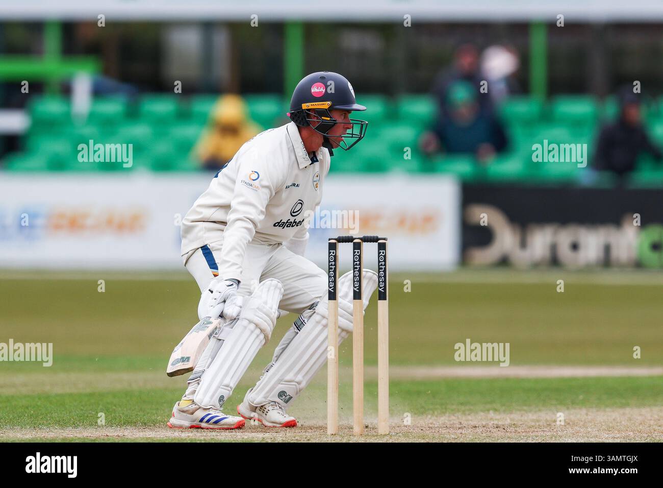 Leicester, Regno Unito. 14 aprile 2025. #77, Wayne Madsen del Derbyshire gira alla crepa durante il Rothesay County Championship Division 2 match tra Leicestershire CCC e Derbyshire CCC all'Uptonsteel County Ground, Leicester, Regno Unito, il 14 aprile 2025. Foto di Stuart Leggett. Solo per uso editoriale, licenza richiesta per uso commerciale. Non utilizzare in scommesse, giochi o pubblicazioni di singoli club/campionato/giocatori. Crediti: UK Sports Pics Ltd/Alamy Live News Foto Stock