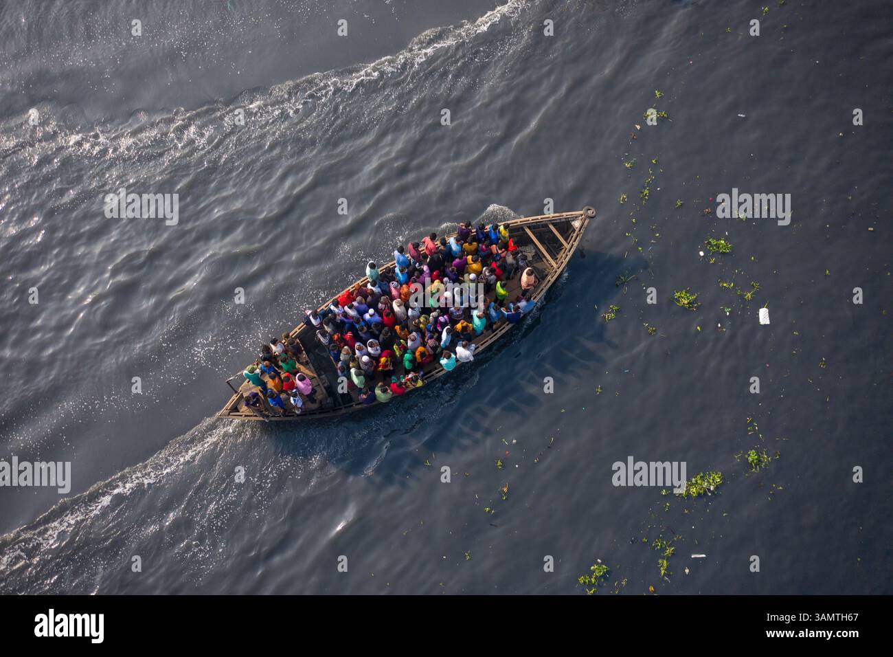 Vista aerea di un traghetto in legno pieno di passeggeri che navigano attraverso il fiume Shitalakshya a Bandar, divisione di Dhaka, Bangladesh. Foto Stock