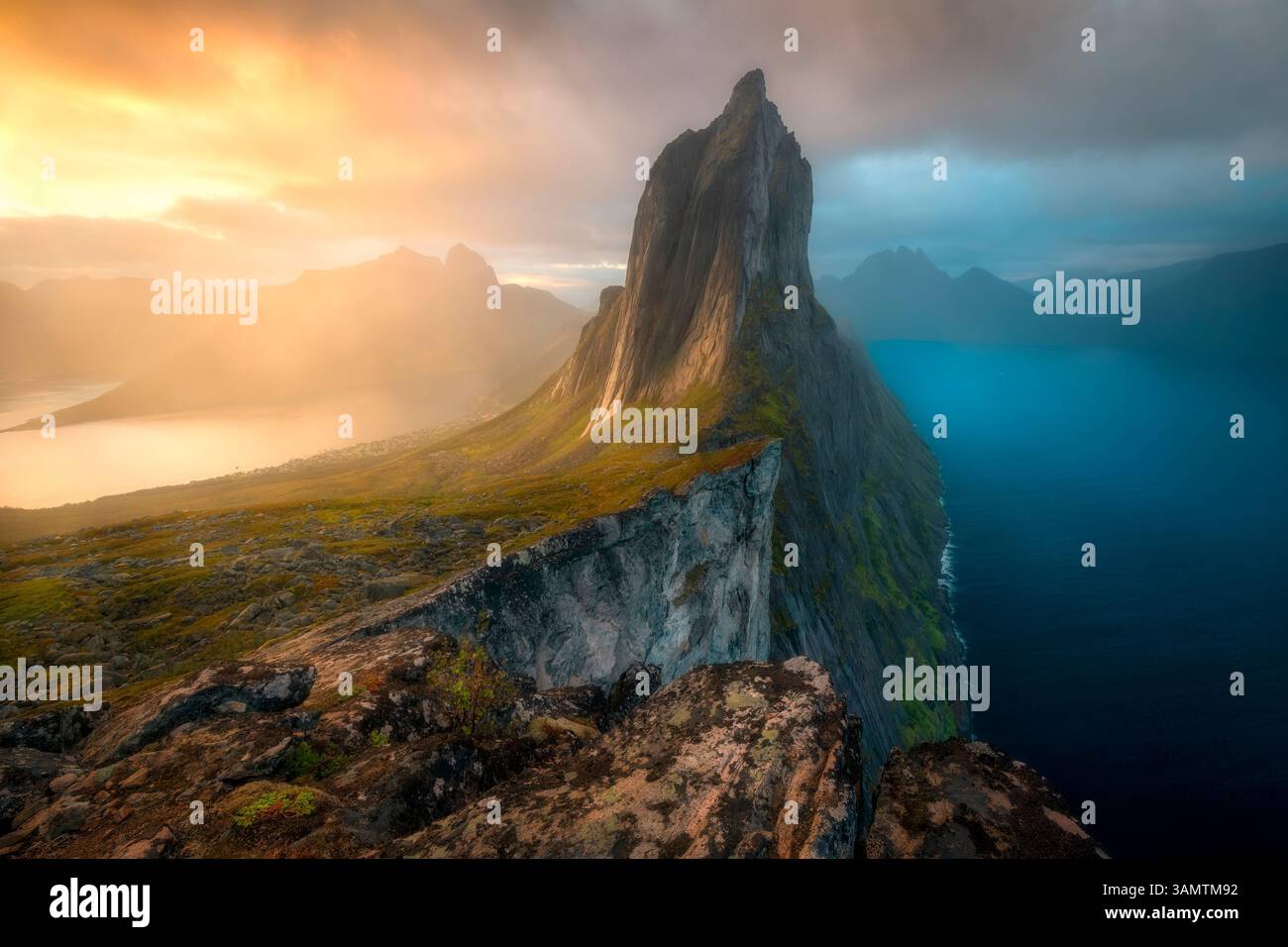 Vista aerea della maestosa montagna di Segla durante il tramonto spettacolare, l'isola di Senja, Norvegia. Foto Stock