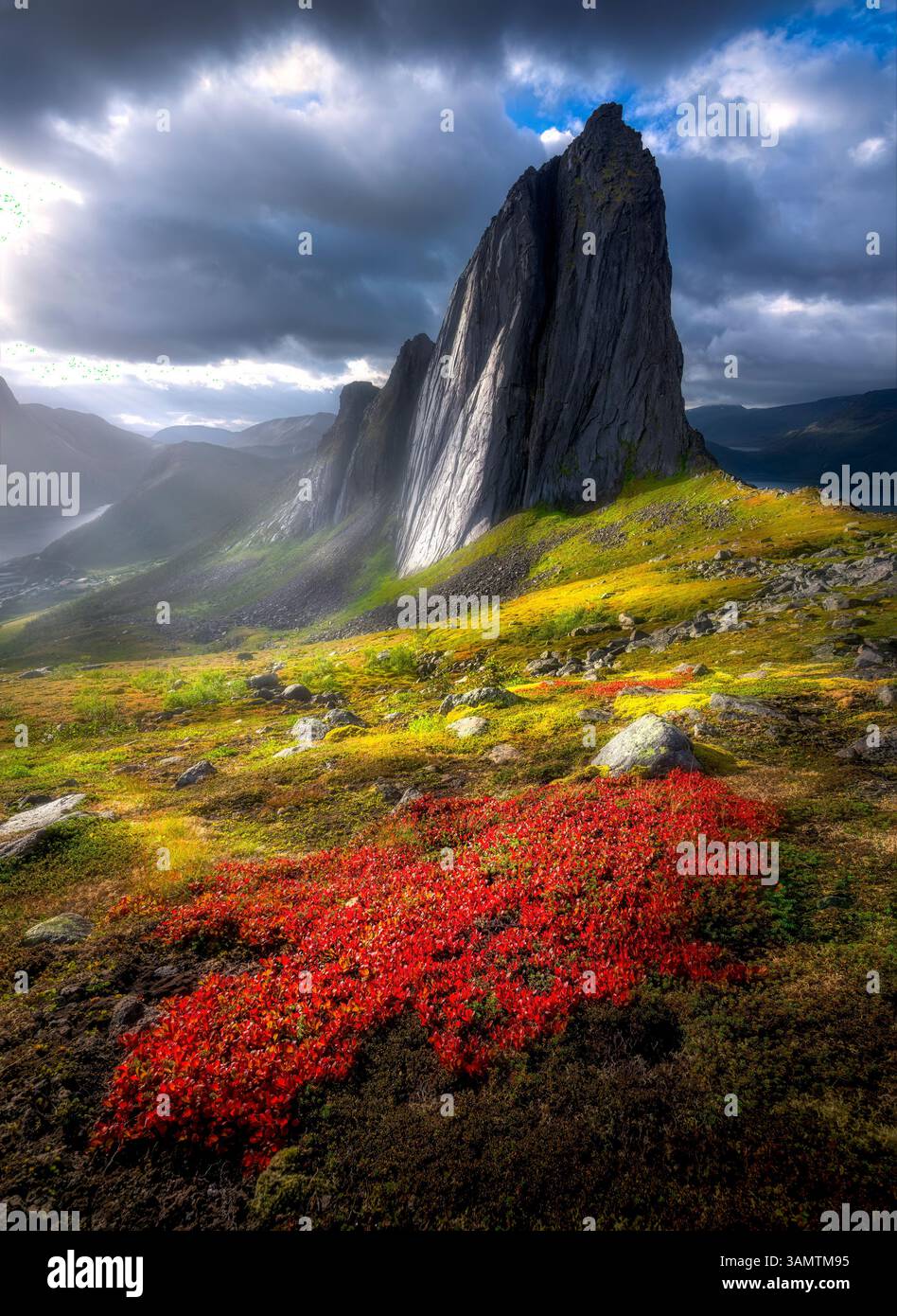 Vista aerea della montagna di Segla con il cielo spettacolare e la formazione rocciosa, l'isola di Senja, Norvegia. Foto Stock