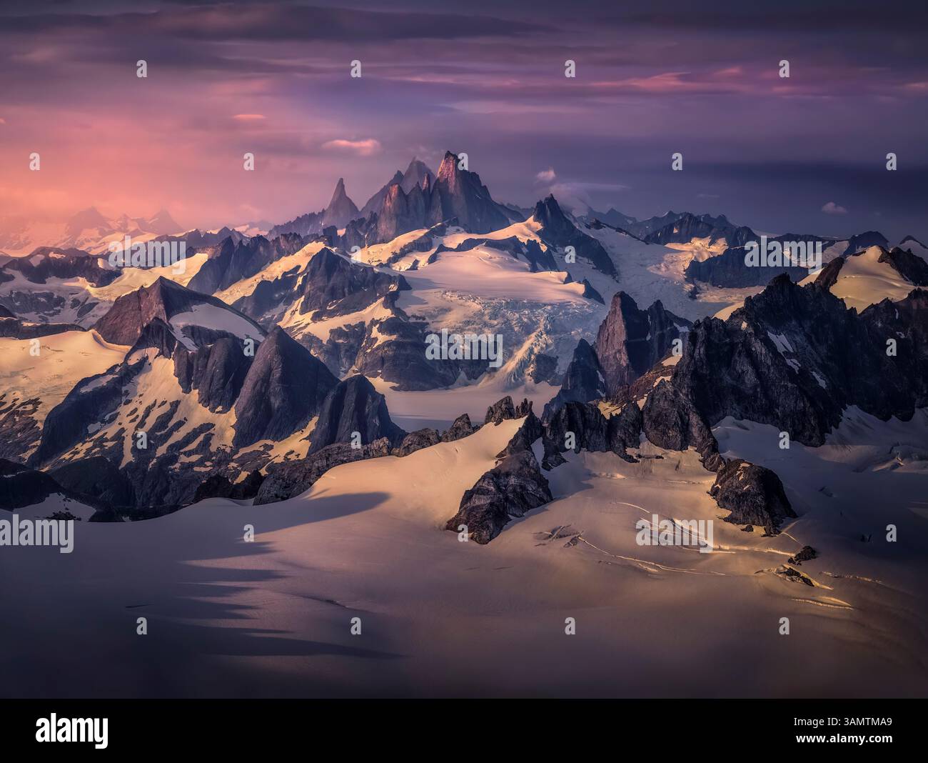 Vista aerea del maestoso pollice del Diavolo coperto di neve al tramonto, Alaska, Stati Uniti. Foto Stock