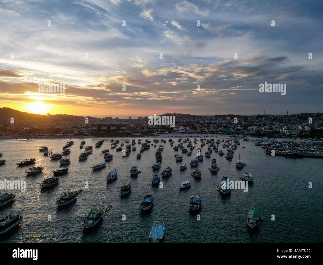 Vista aerea della tranquilla marina dos Anjos con splendide barche al tramonto, Arraial do Cabo, Rio de Janeiro, Brasile. Foto Stock