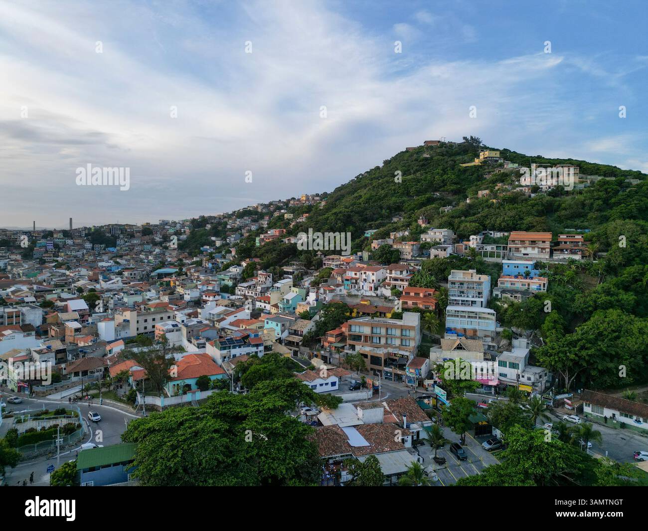 Vista aerea della pittoresca Marina dos Anjos con case colorate e vegetazione lussureggiante, Arraial do Cabo, Rio de Janeiro, Brasile. Foto Stock