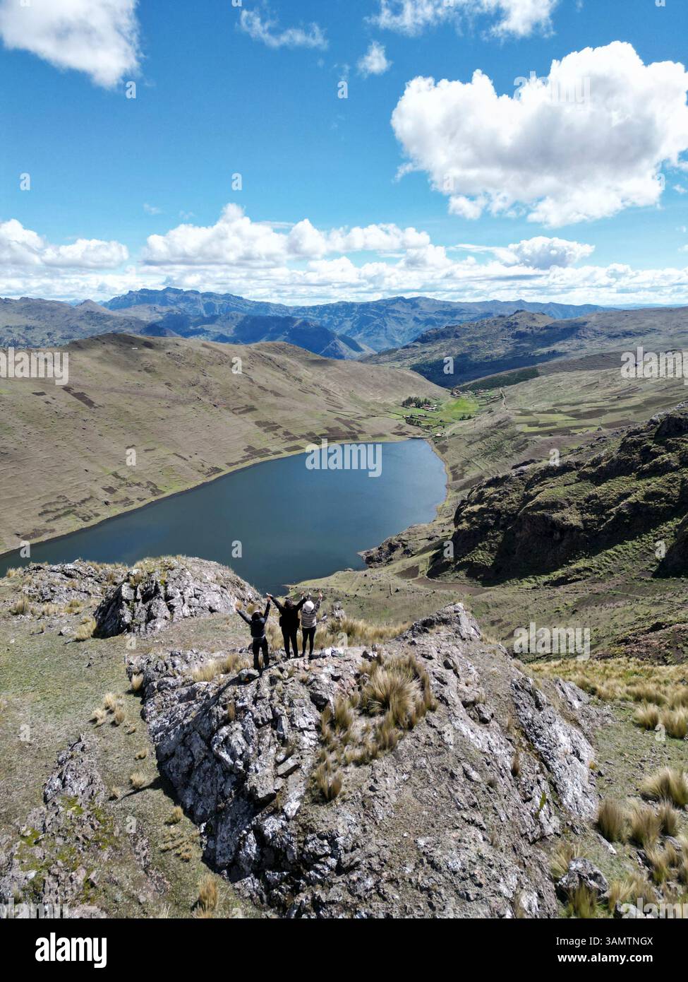Vista aerea delle lagune di las tres circondate da montagne maestose e cielo azzurro, Pisac, Cusco, Perù. Foto Stock