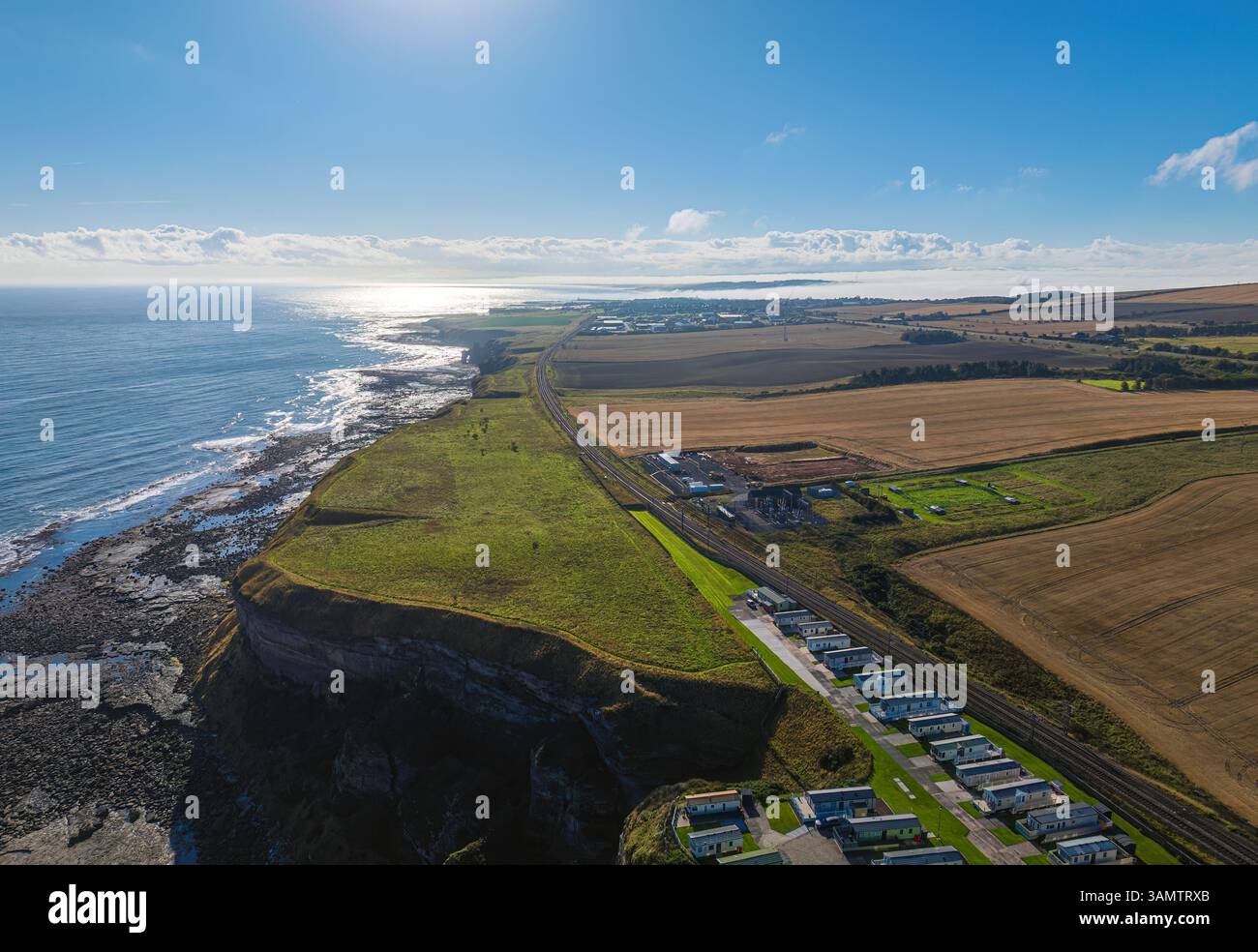 Vista aerea del panoramico Mashal Meadows Caravan Park con scogliere e onde oceaniche, Berwick-upon-Tweed, Regno Unito. Foto Stock