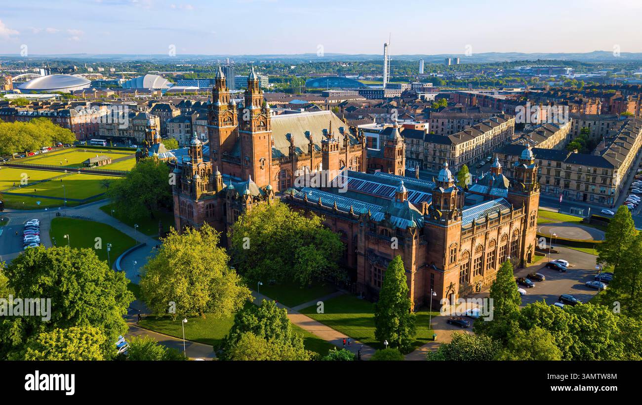 Vista aerea del Museo Kelvingrove circondato dal verde e dagli edifici storici, Glasgow, Scozia. Foto Stock