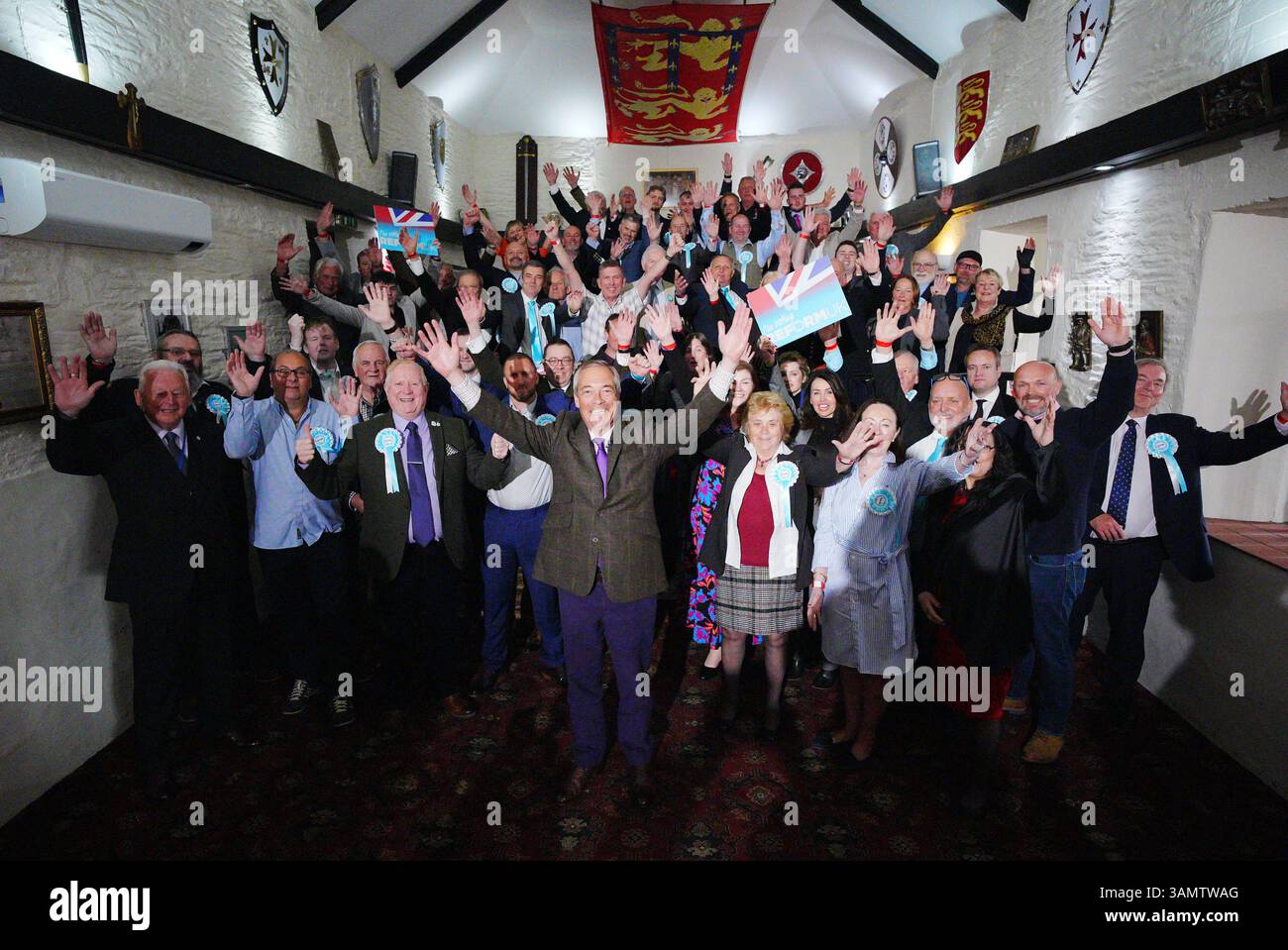 Riformare il leader del Regno Unito Nigel Farage con gli attivisti del partito alla tavola rotonda dei Cavalieri di Camelford, in Cornovaglia, mentre si trova sulla pista della campagna elettorale locale. Data foto: Lunedì 14 aprile 2025. Foto Stock