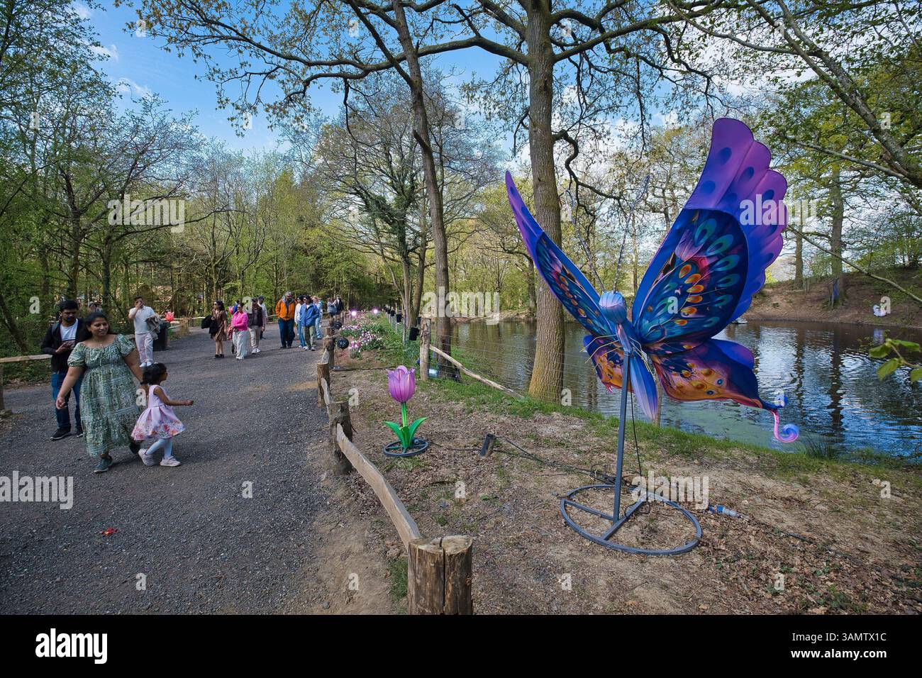 Visitatori che si godono le attrazioni a tema al Tulley's April Tulip Fest nel Sussex Foto Stock