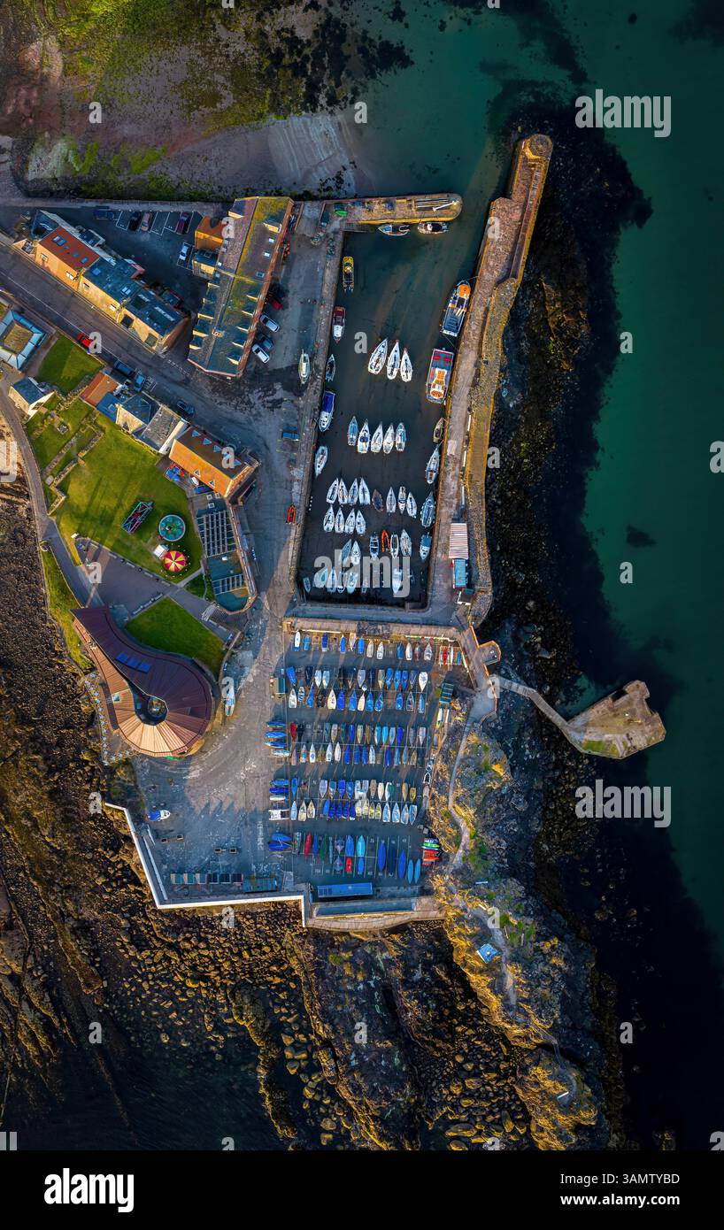 Vista aerea della splendida città costiera con porticciolo, barche e tramonto, North Berwick, Scozia. Foto Stock