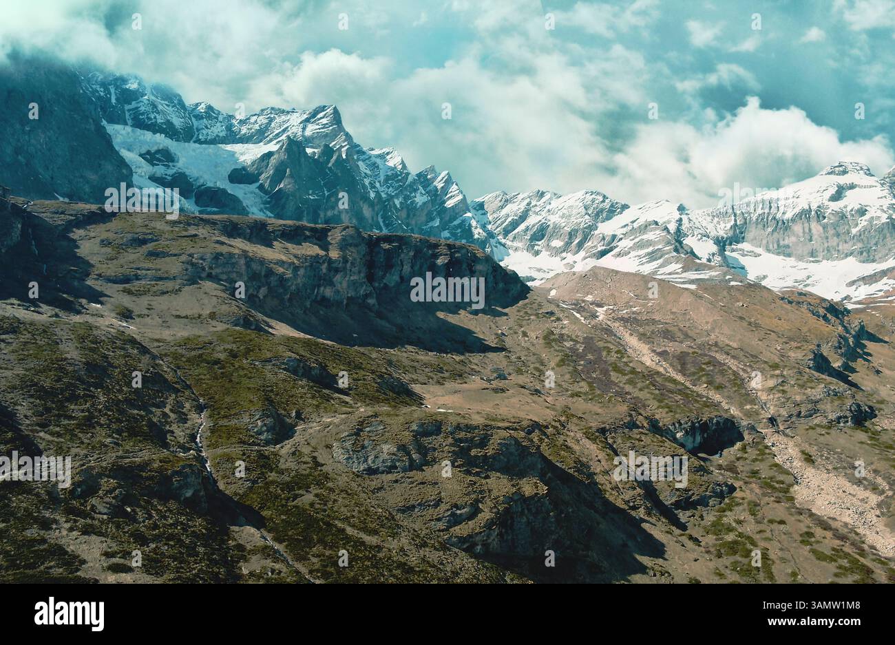Vista aerea di parte della catena montuosa del Cervino con vista di alcune splendide cime e gole ghiacciate a Cervinia, Valle d'Aosta, Italia. Foto Stock