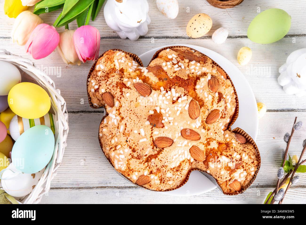 Colomba di Pasqua italiana, colomba di Pasqua, torta di Spagna dolce a forma di colomba zuccherata con frutta e nocciole glassate, pane ripieno di frutta festosa Foto Stock