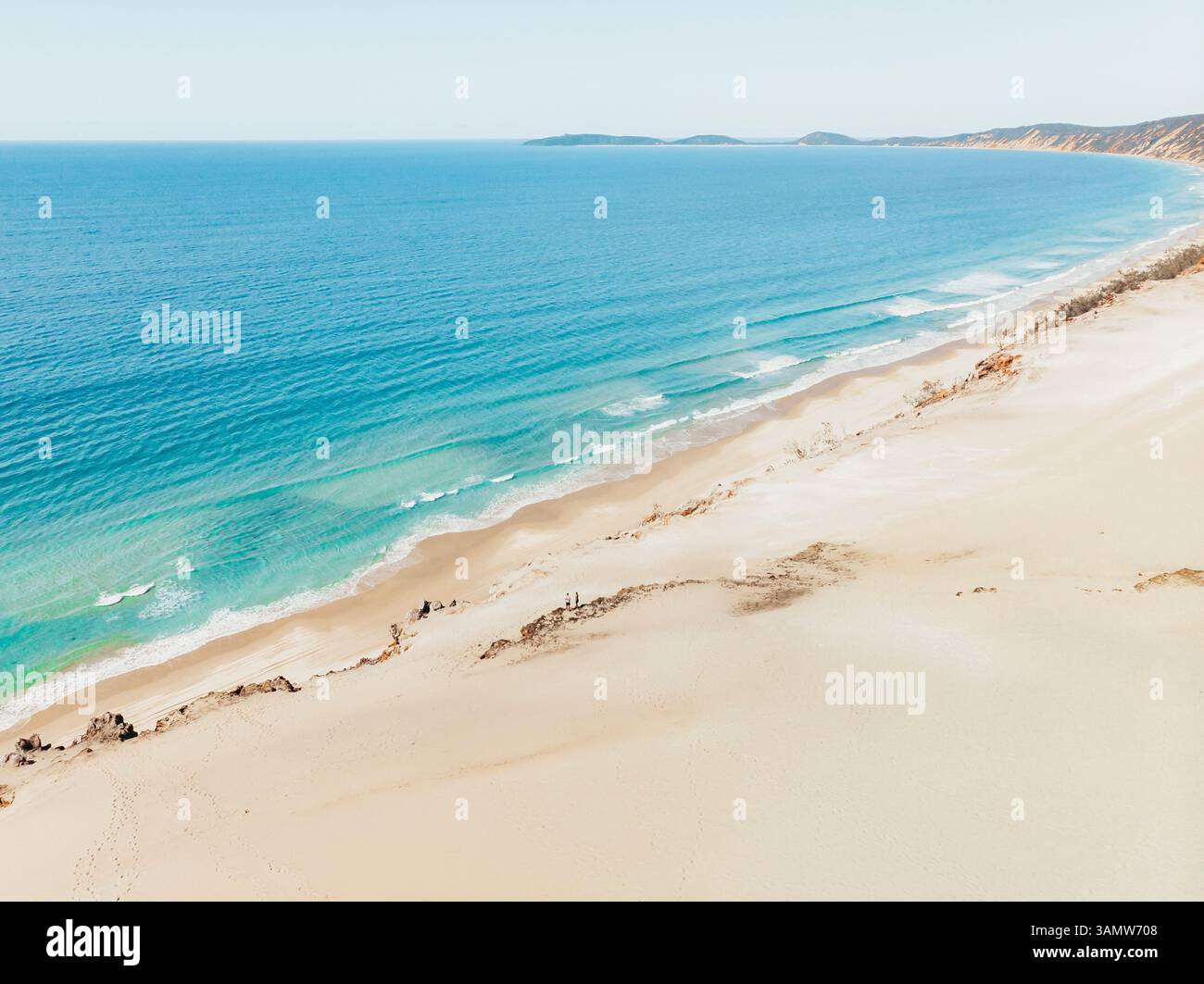 Veduta aerea di due persone in piedi su Carlo Sandblow e che guardano dall'alto verso il basso sull'oceano, Queensland, Australia. Foto Stock