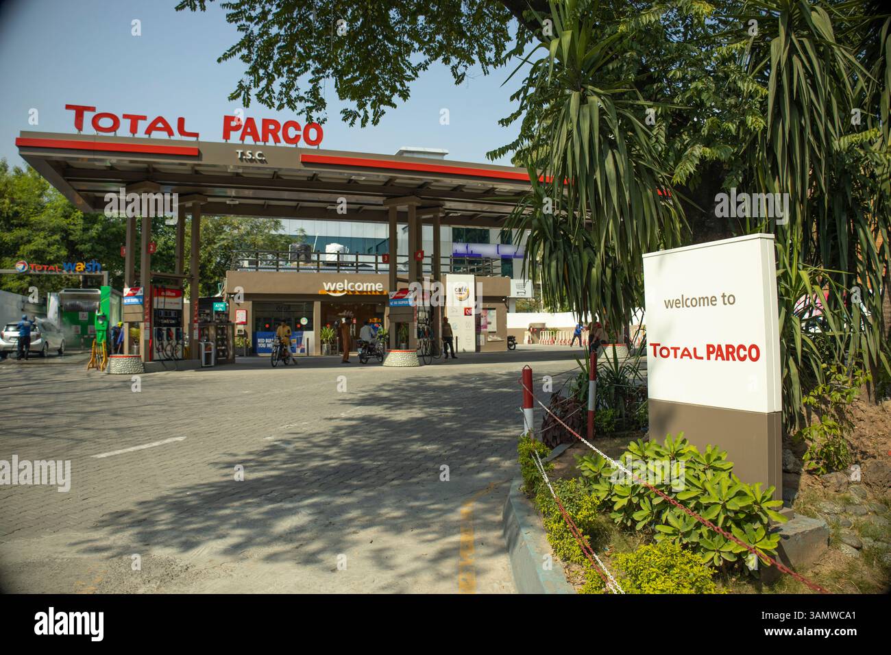 Pompa di benzina Total PARCO, Islamabad Foto Stock