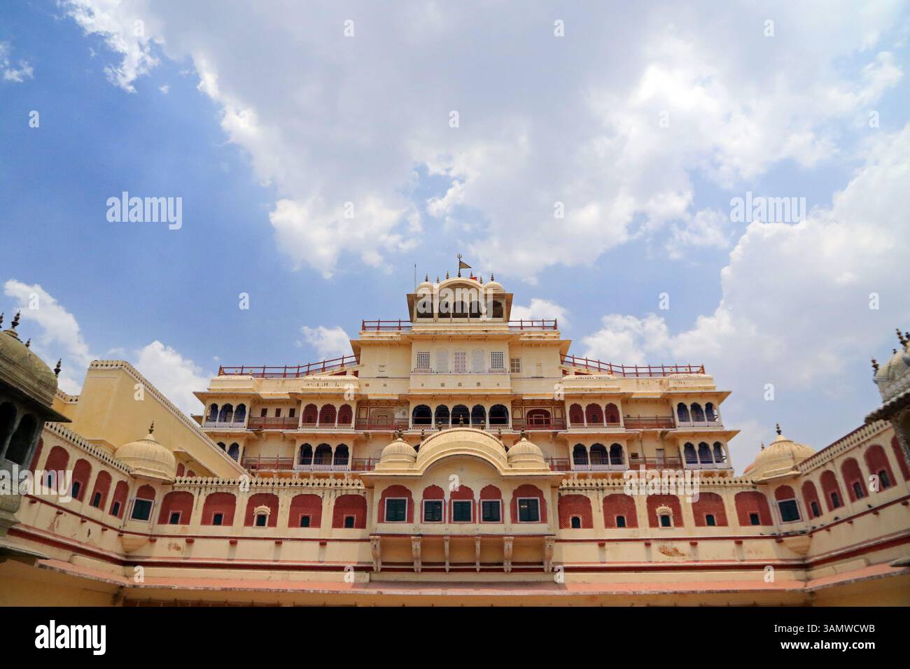 Vista del Chandra Mahal dal cortile del City Palace di Jaipur, India Foto Stock