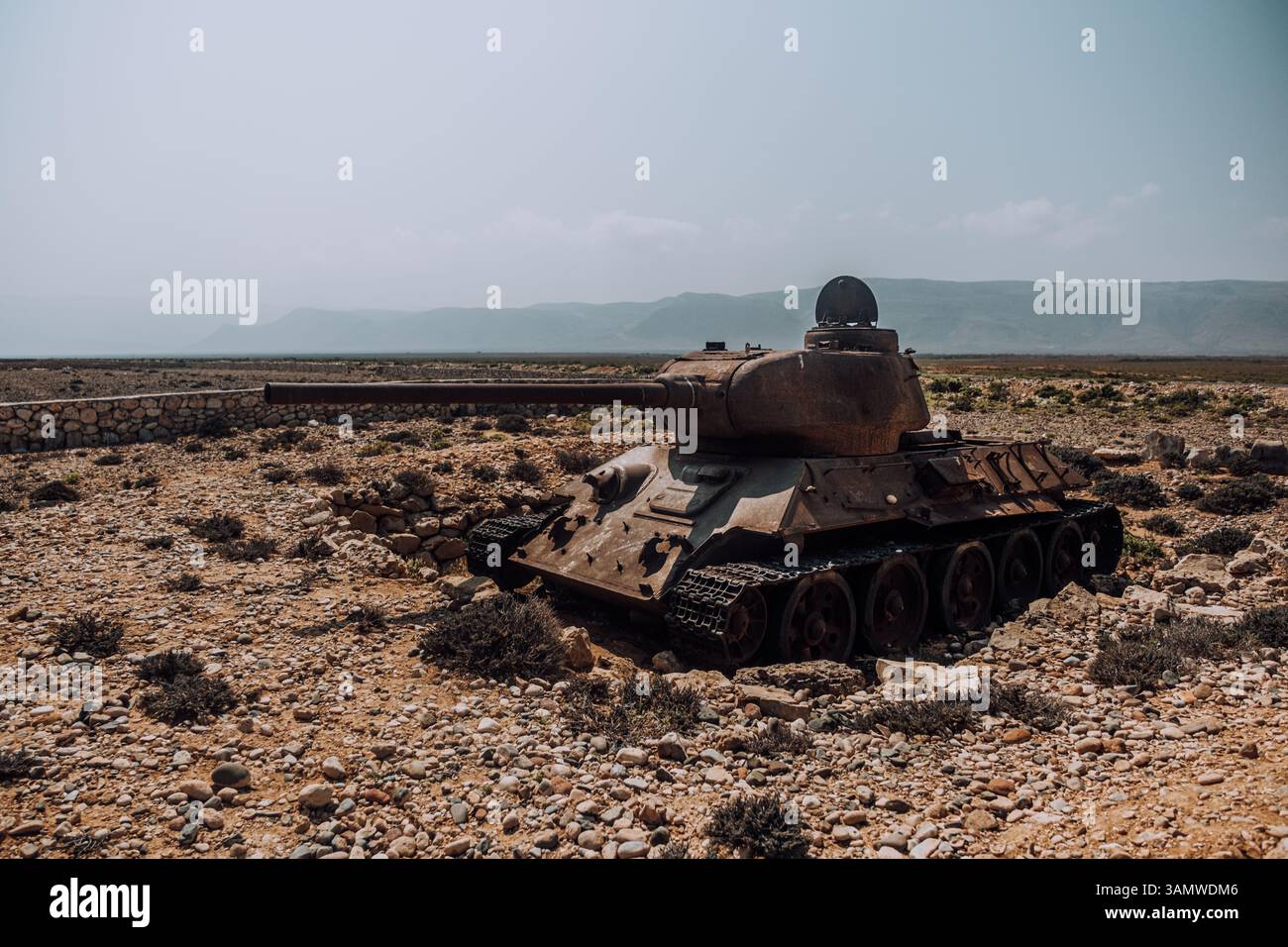 Carri armati sovietici naufragano nell'isola di Socotra, Yemen Foto Stock