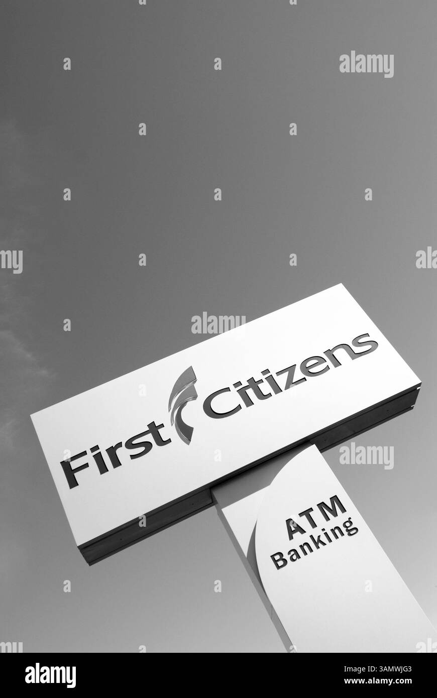 First Citizens ATM Banking Sign, USA – simbolo della finanza moderna e accesso bancario 24 ore su 24. Foto Stock