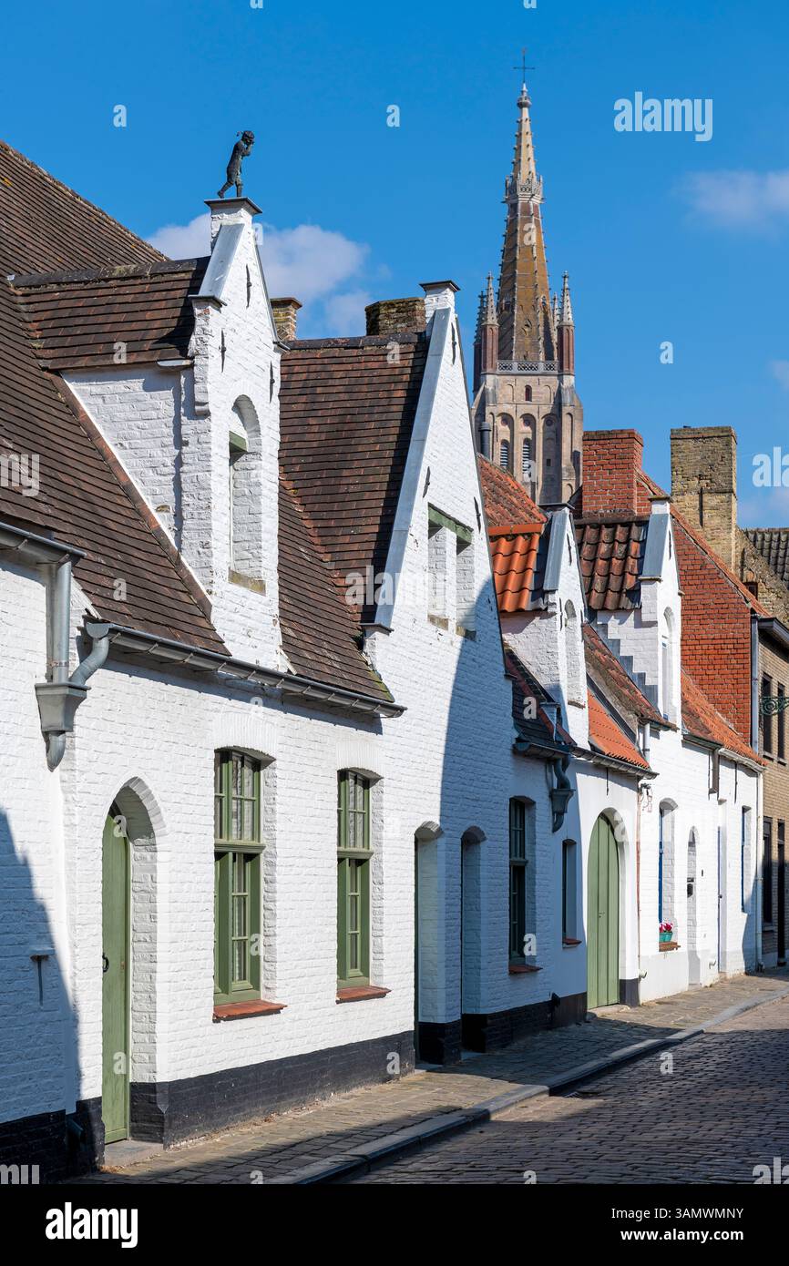 Città di Bruges architettura medievale in verticale con la torre della chiesa di nostra Signora, Bruges, Fiandre, Belgio. Foto Stock Città di Bruges architettura medievale in verticale con la torre della chiesa di nostra Signora, Bruges, Fiandre, Belgio. Foto Stock