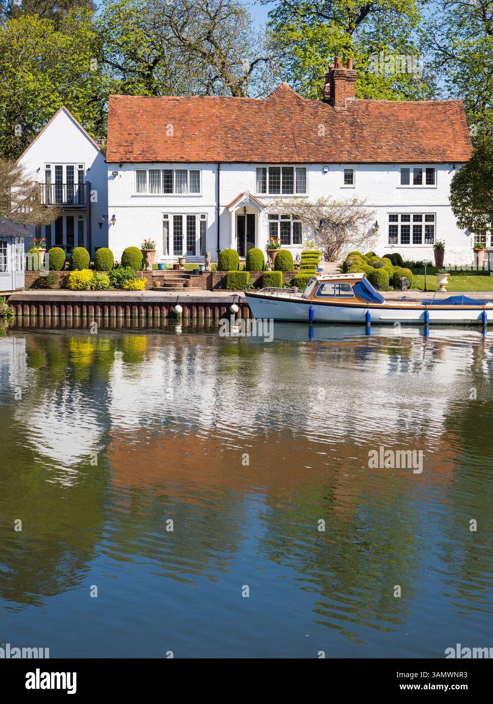 Pittoresca casa sulle rive del Tamigi, Hambleden Lock, Mill End, Buckinghamshire, Inghilterra, REGNO UNITO, REGNO UNITO. Foto Stock