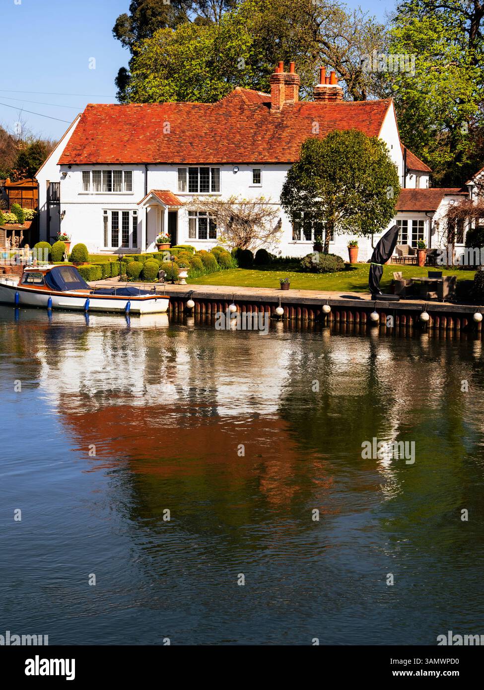 Pittoresca casa sulle rive del Tamigi, Hambleden Lock, Mill End, Buckinghamshire, Inghilterra, REGNO UNITO, REGNO UNITO. Foto Stock