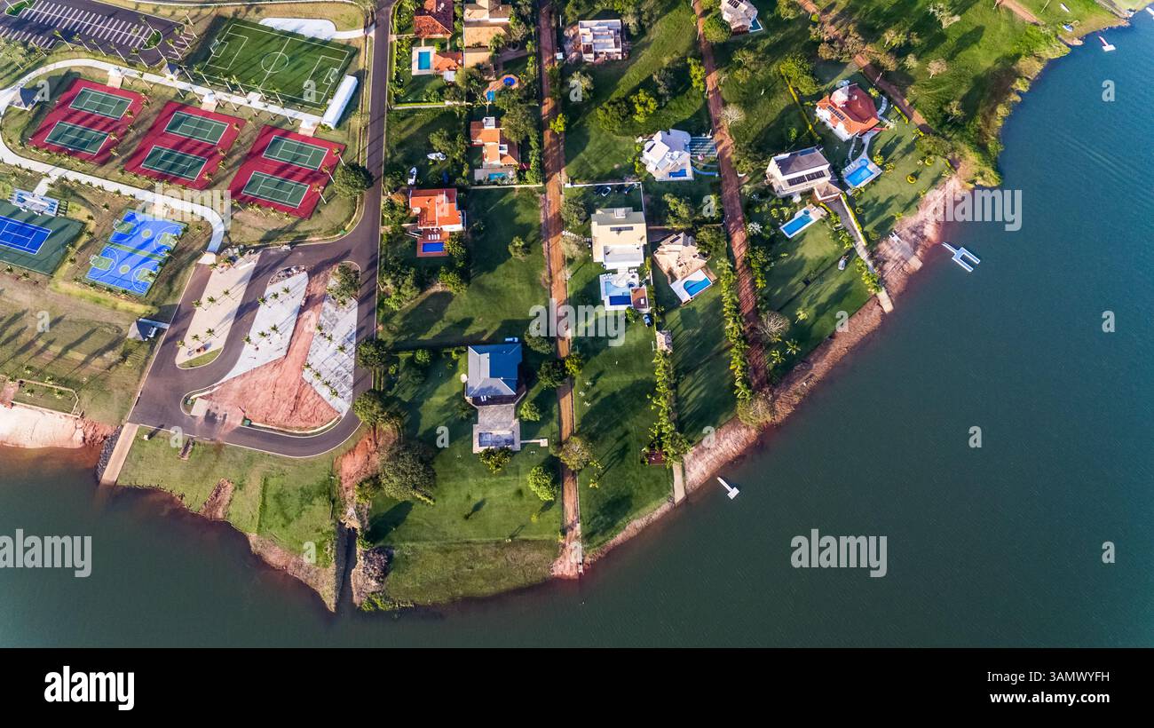 Vista aerea delle case e dei servizi della Club House nel lussuoso condominio sul lungofiume, Paranapanema, São Paolo, Brasile Foto Stock
