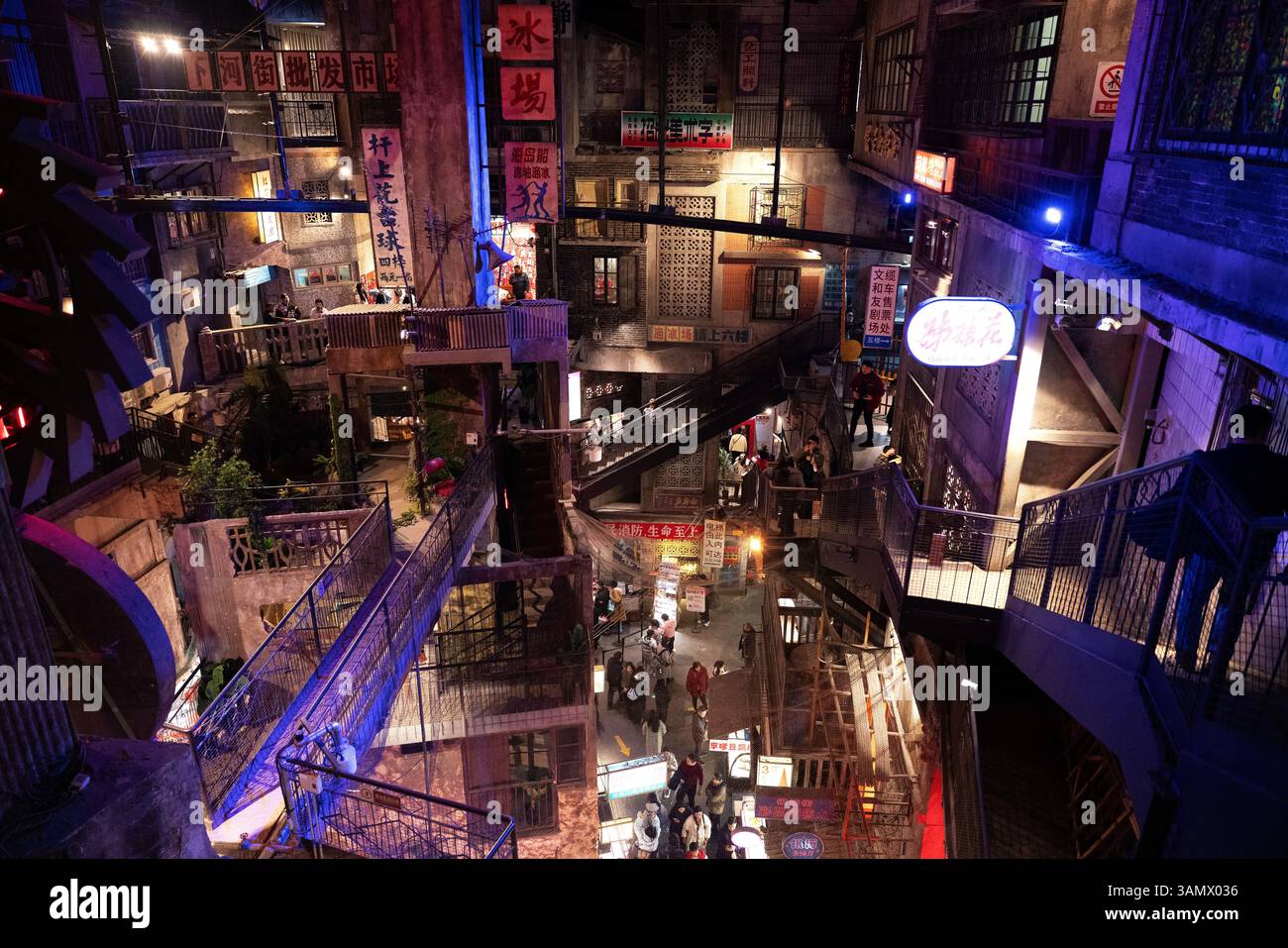 Immersiva Changsha Wenheyou: Un moderno polo culturale retrò che riflette la vibrante interazione tra tradizione, innovazione e identità urbana giovanile, Cina Foto Stock