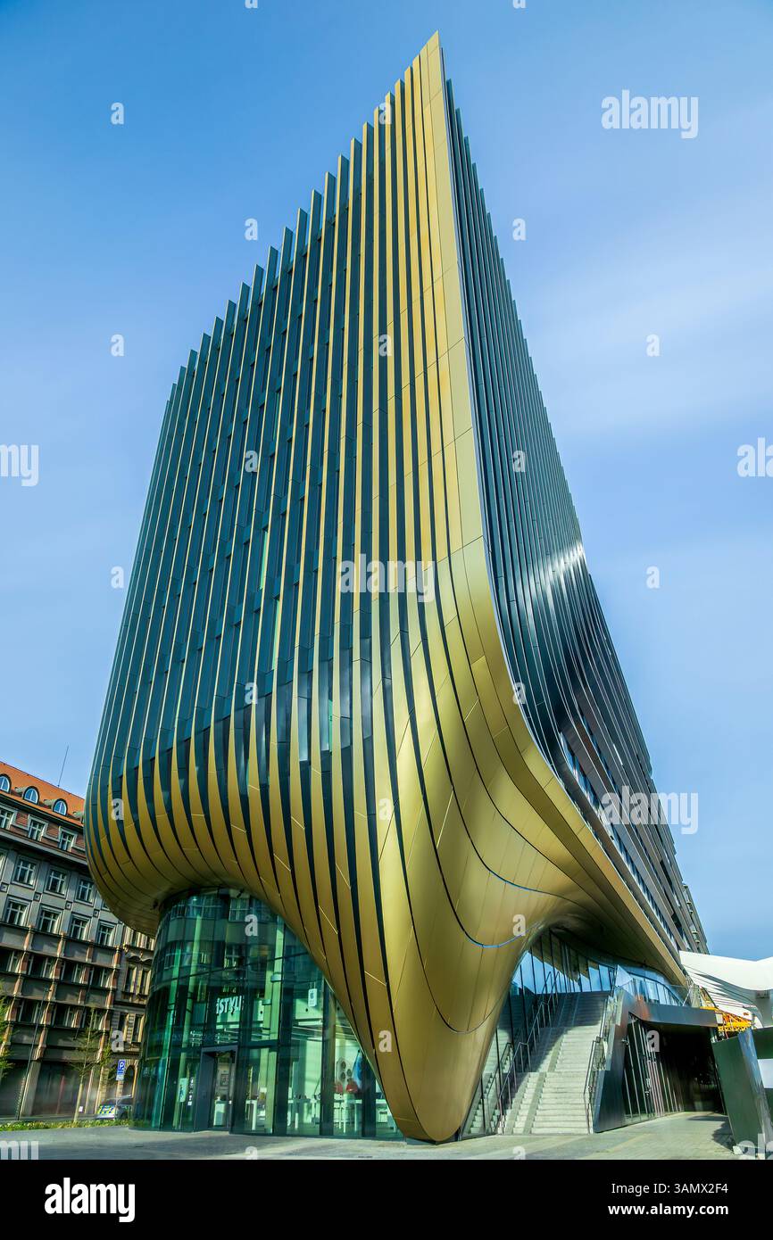 Stazione ferroviaria Masaryk rigenerazione Masaryčka edificio vista ritratto Foto Stock