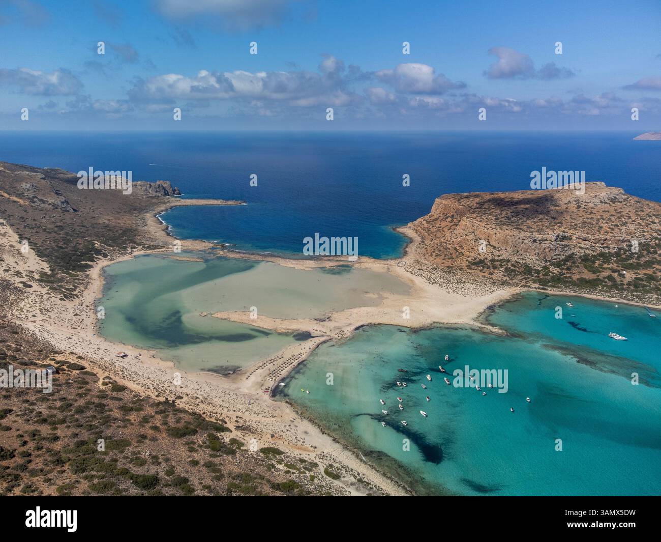 Vista aerea della splendida spiaggia di Elafonissi con acque turchesi e coste sabbiose, Grabusa, Grecia. Foto Stock