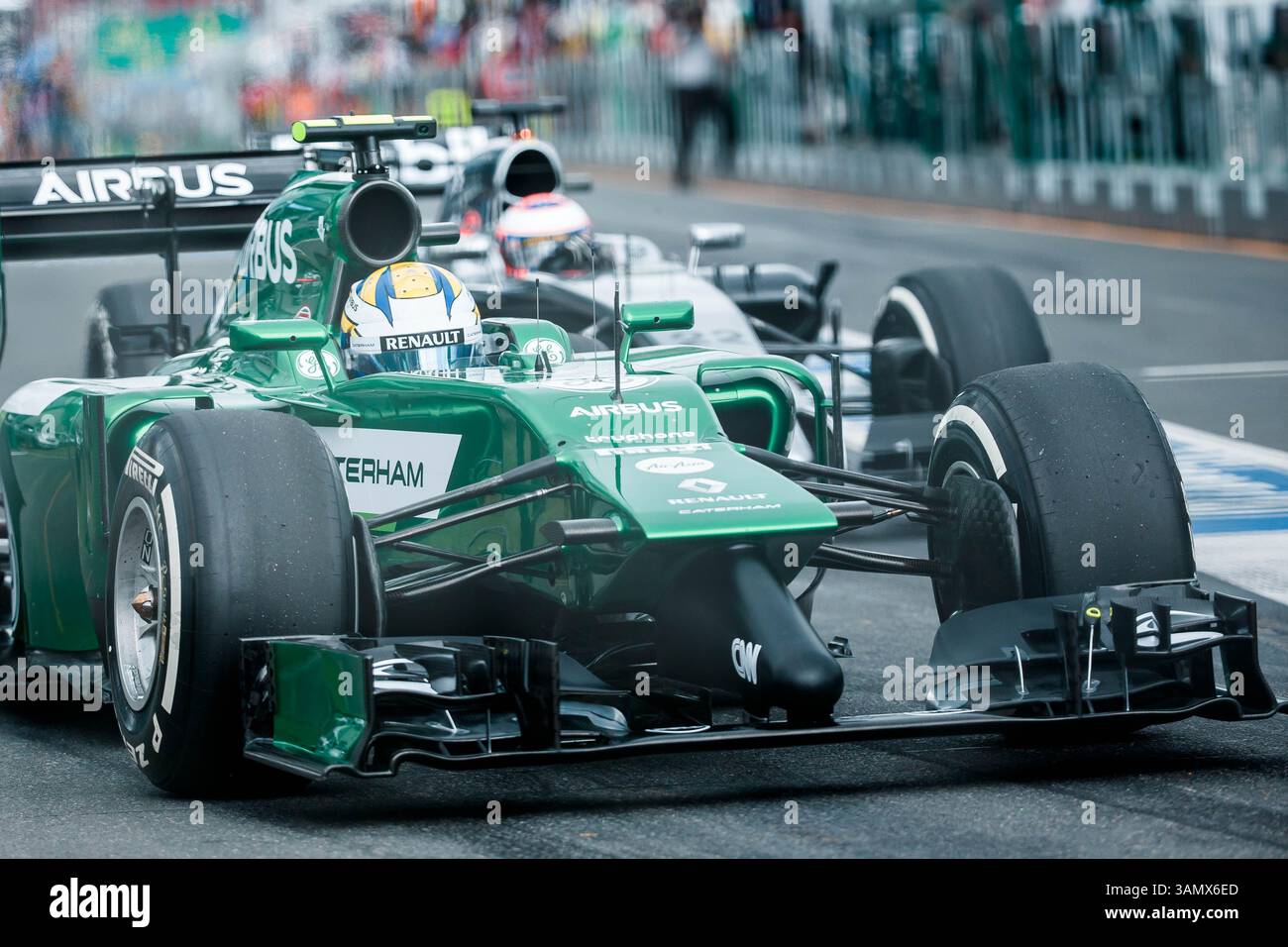 15 marzo 2014 - Melbourne, Victoria, Australia - 15 marzo 2014: Marcus Ericsson (SWE) del Caterham F1 Team si prepara a lasciare la pit Lane per la sessione di prove libere tre al Gran Premio d'Australia di Formula 1 2014 ad Albert Park, Melbourne, Australia. Sydney Low/Cal Sport Media (immagine di credito: © Sydney Low/Cal Sport Media/ZUMAPRESS.com) Foto Stock