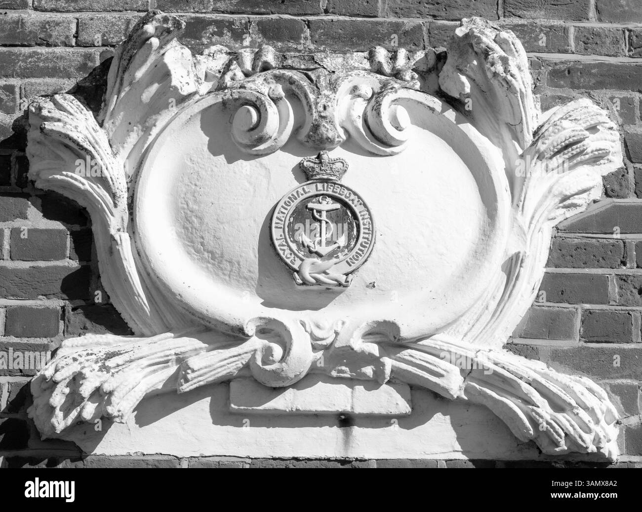 Old Lifeboat Station e torre di osservazione a Crag Path, Aldeburgh, Suffolk, East Anglia, Inghilterra, REGNO UNITO Foto Stock