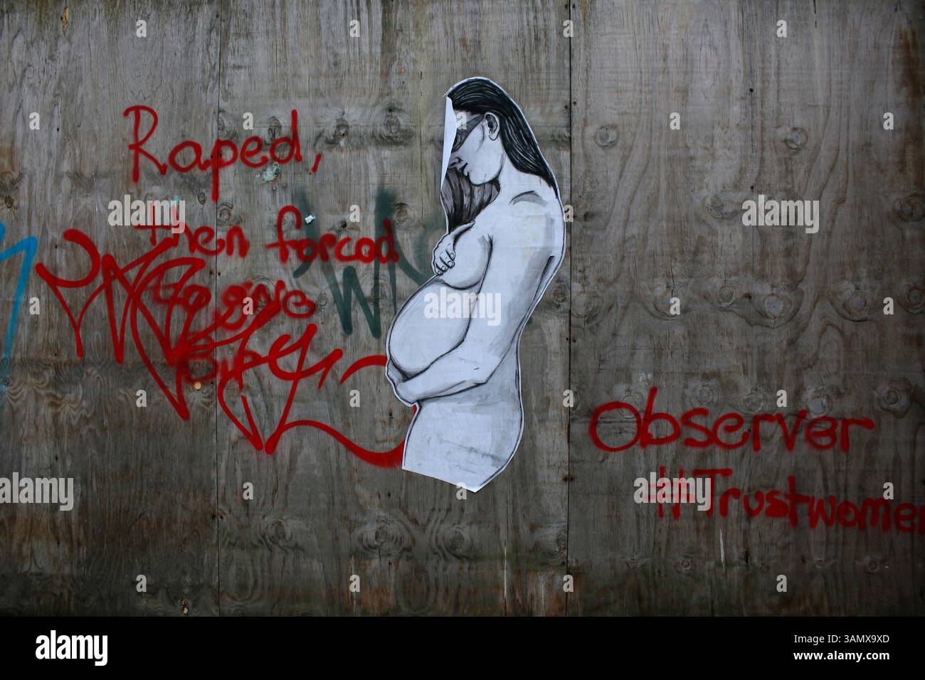 Graffity: Schwangere Frau, Belfast, Nordirland/Irlanda del Nord (nur fuer redaktionelle Verwendung. Keine Werbung. Referenzdatenbank: http://www.360 Foto Stock