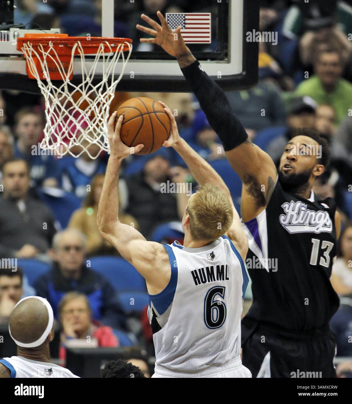 16 marzo 2014 - Minneapolis, MN, USA - Robbie Hummel dei Minnesota Timberwolves sale per due punti nel secondo tempo contro la difesa del Derrick Williams dei Sacramento Kings domenica 16 marzo 2014. (Immagine di credito: © Marlin Levison/MCT/ZUMAPRESS.com) Foto Stock