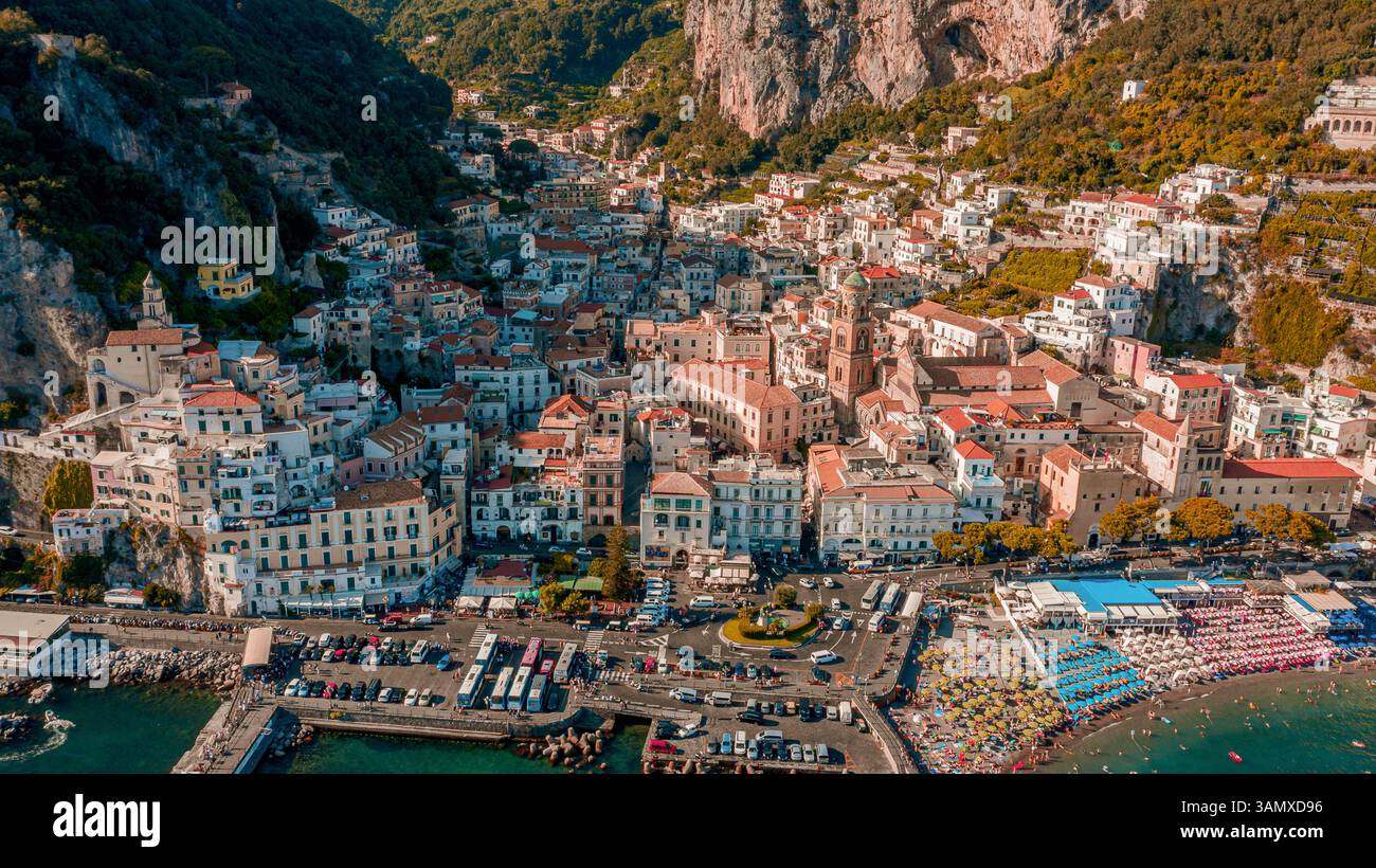 Veduta aerea di Amalfi, una bellissima cittadina turistica lungo la costiera amalfitana, Salerno, Campania, italia. Foto Stock