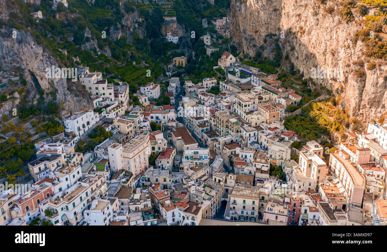 Veduta aerea di Amalfi, una bellissima cittadina turistica lungo la costiera amalfitana, Salerno, Campania, italia. Foto Stock