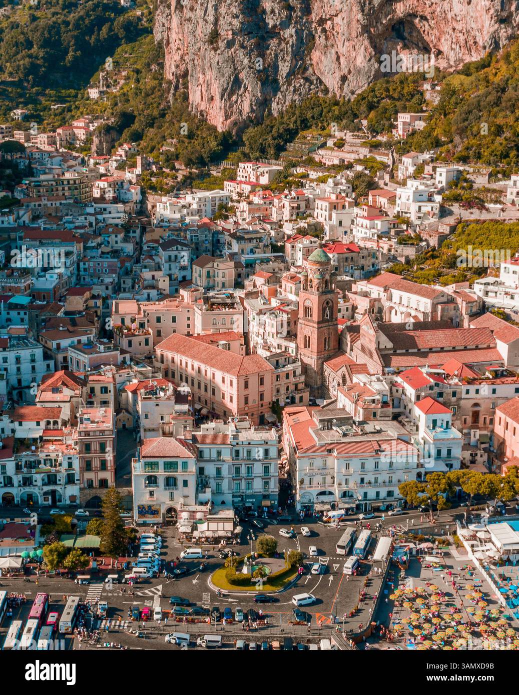 Veduta aerea di Amalfi, una bellissima cittadina turistica lungo la costiera amalfitana, Salerno, Campania, italia. Foto Stock