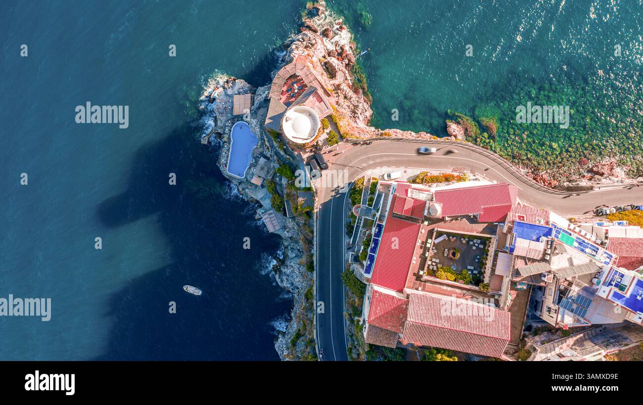 Veduta aerea di Amalfi, una bellissima cittadina turistica lungo la costiera amalfitana, Salerno, Campania, italia. Foto Stock