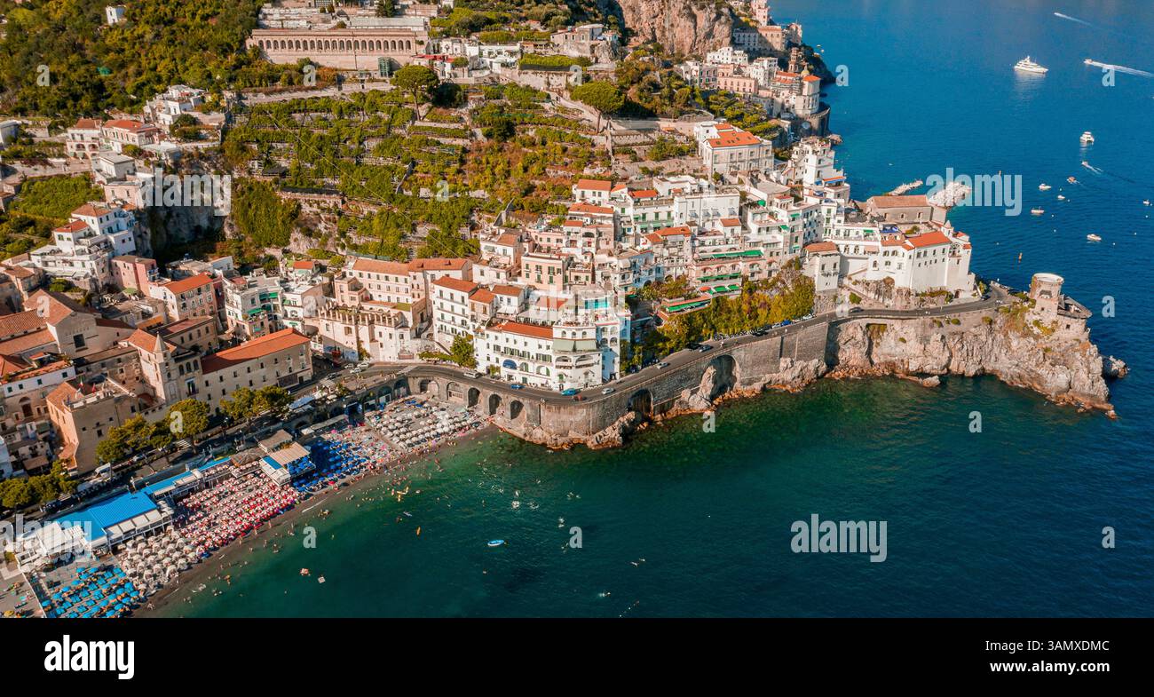Veduta aerea di Amalfi, una bellissima cittadina turistica lungo la costiera amalfitana, Salerno, Campania, italia. Foto Stock