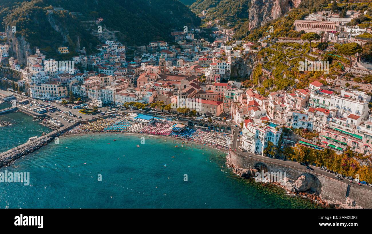 Veduta aerea di Amalfi, una bellissima cittadina turistica lungo la costiera amalfitana, Salerno, Campania, italia. Foto Stock