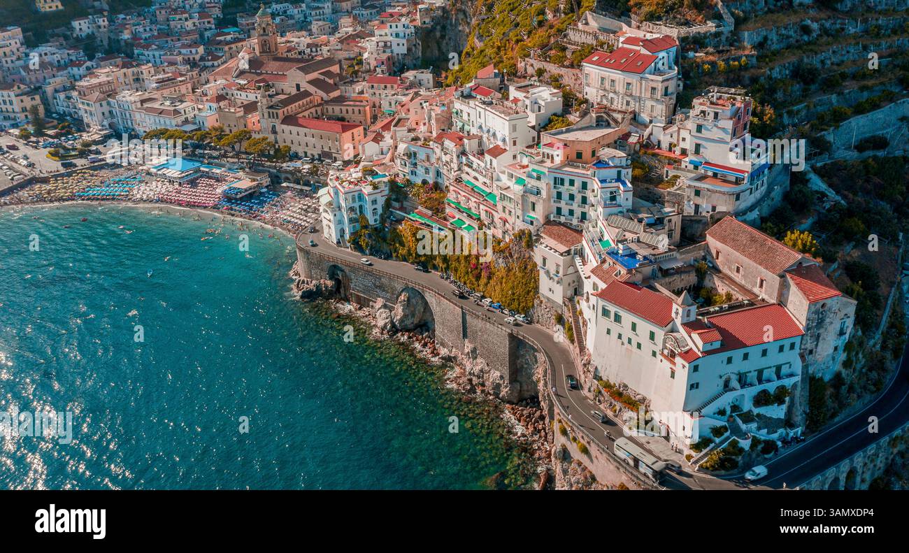 Veduta aerea di Amalfi, una bellissima cittadina turistica lungo la costiera amalfitana, Salerno, Campania, italia. Foto Stock