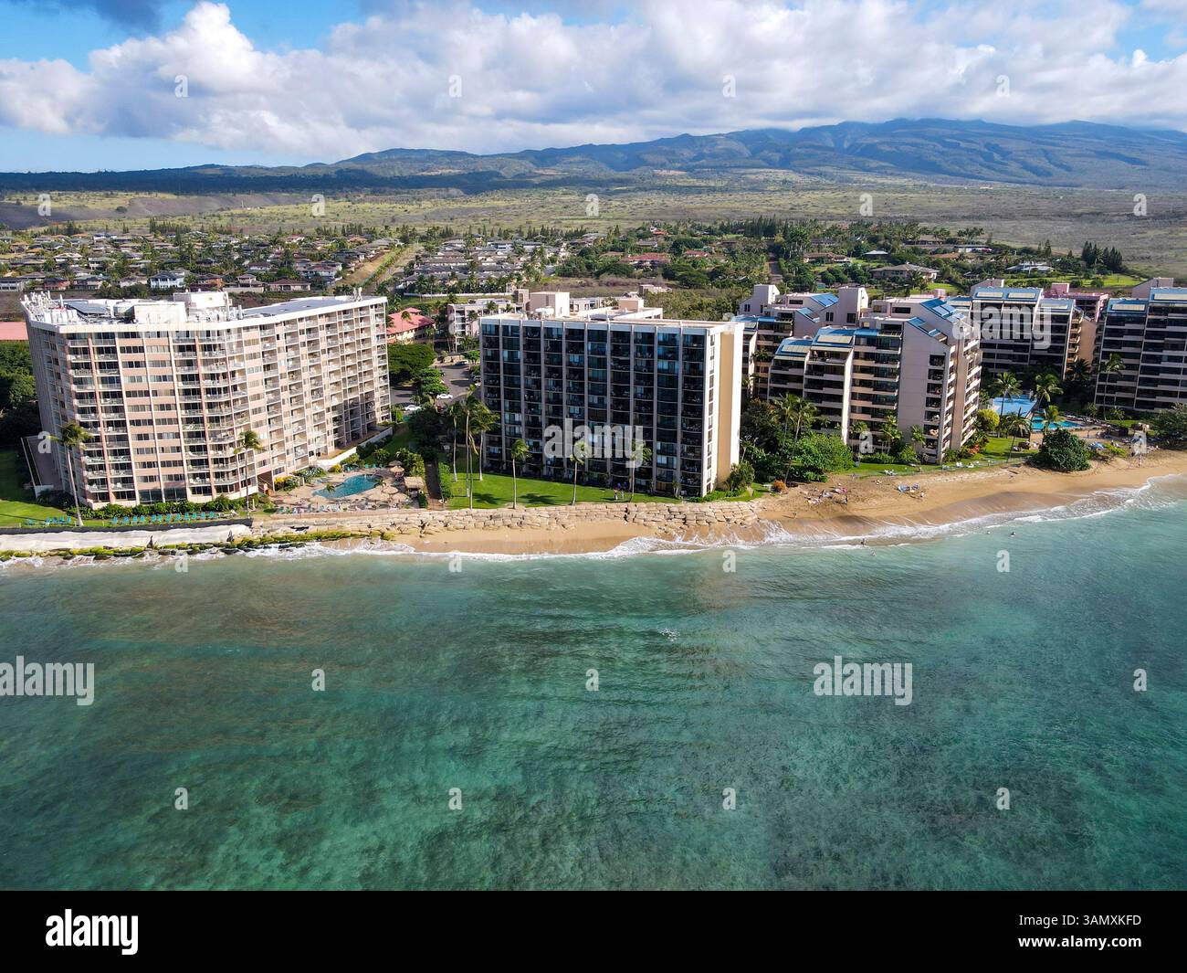Vista aerea della splendida spiaggia tropicale con lussuosi condomini e tranquillo oceano, Maui, Hawaii, Stati Uniti. Foto Stock