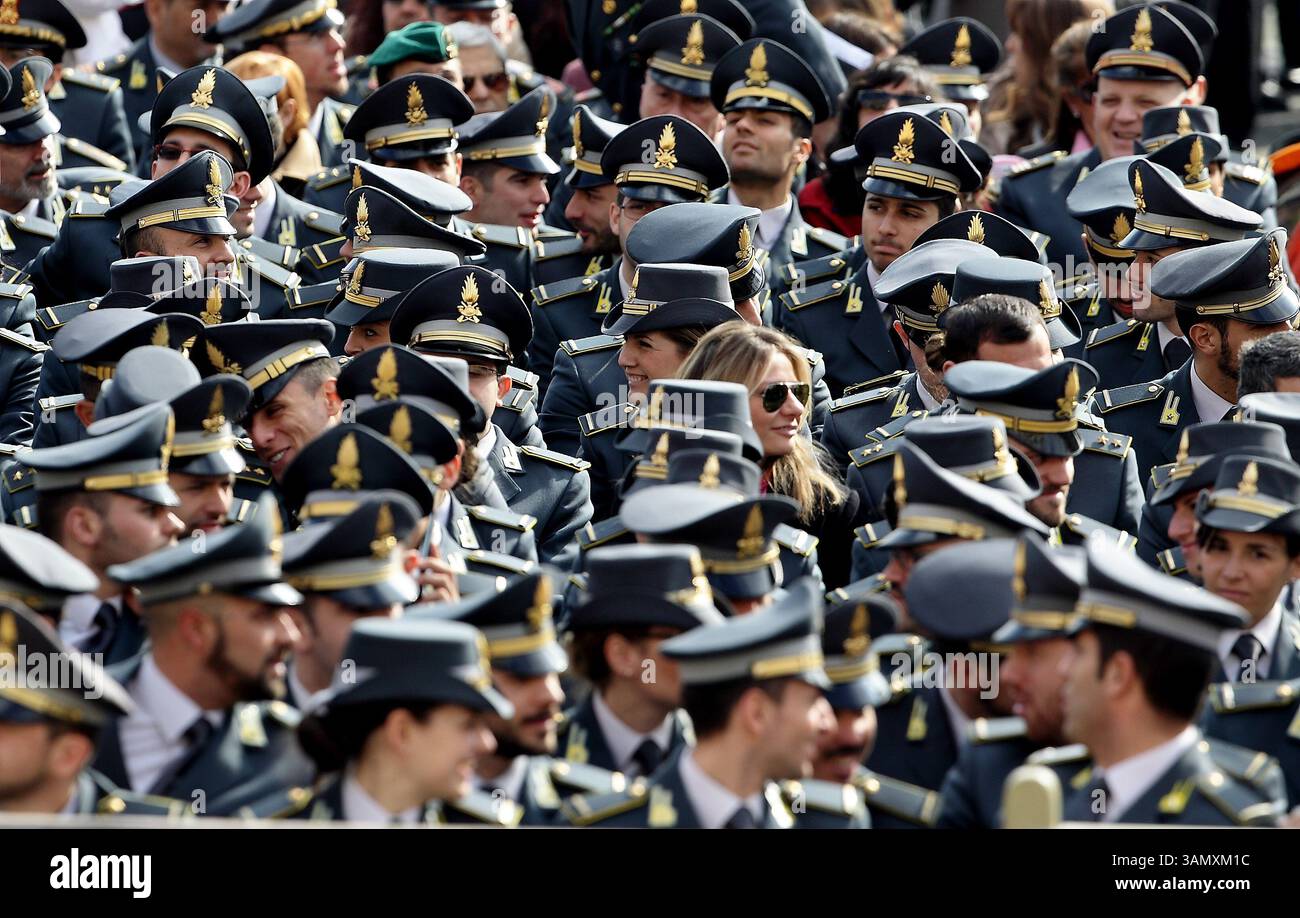 19 marzo 2014 - Stato della città del Vaticano (Santa sede) - Un gruppo di polizia finanziaria italiana durante l'udienza generale del mercoledì di Papa Francesco in Piazza San Pietro in Vaticano. (Immagine di credito: © Evandro Inetti/ZUMAPRESS.com) Foto Stock