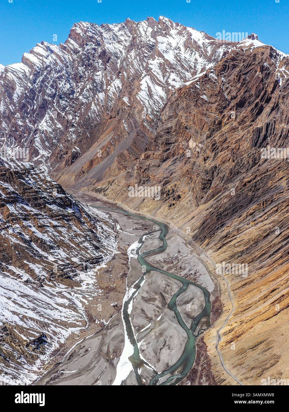 Vista aerea della valle innevata dello Spiti circondata da montagne maestose e sereno fiume, Kaza, Himachal Pradesh, India. Foto Stock