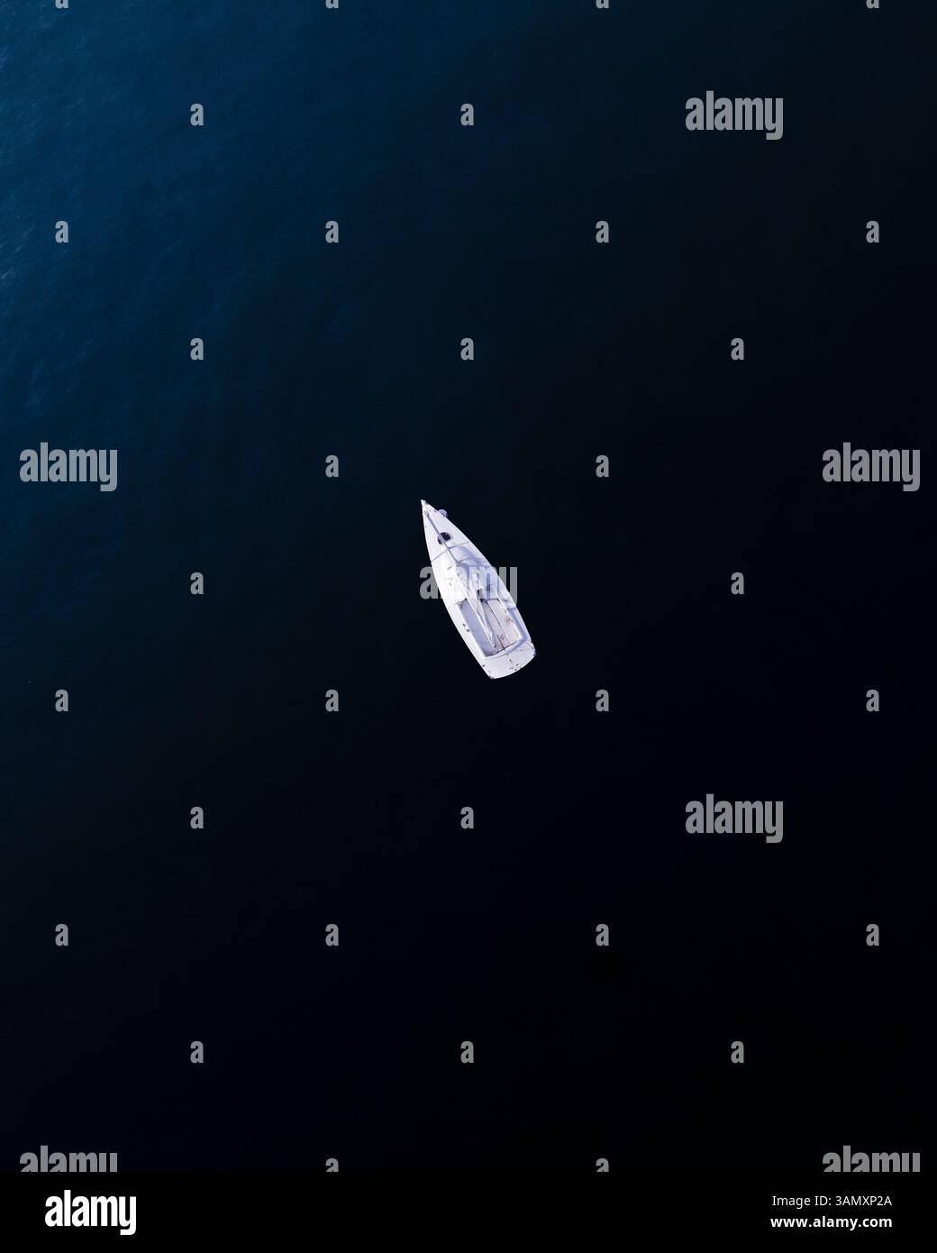 Vista aerea di splendide barche a vela su un oceano calmo con onde, Huntington, Stati Uniti d'America. Foto Stock