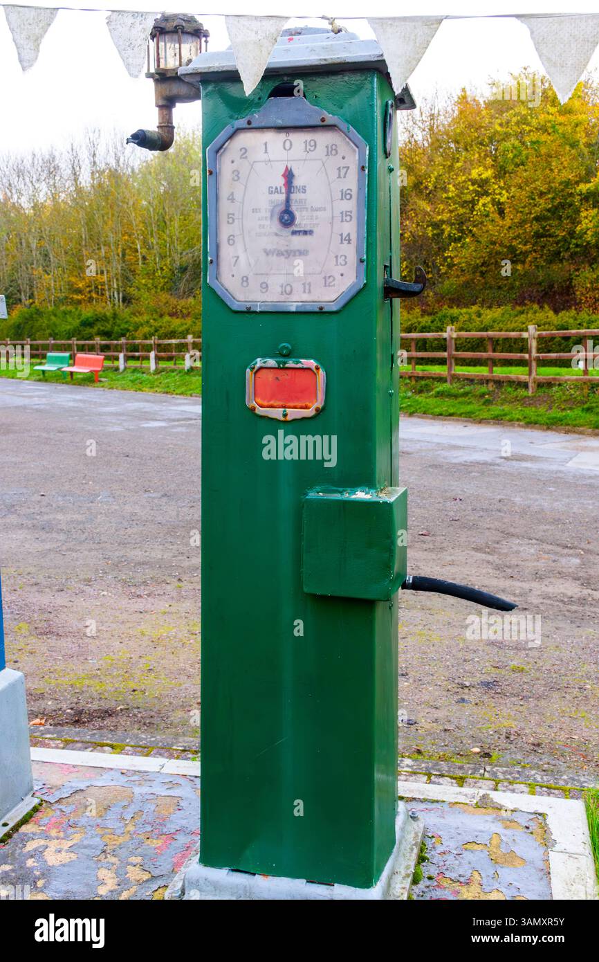 Pompa di benzina vintage presso il Nottingham Transport Heritage Centre, Ruddington, Nottinghamshire, Inghilterra, Regno Unito Foto Stock