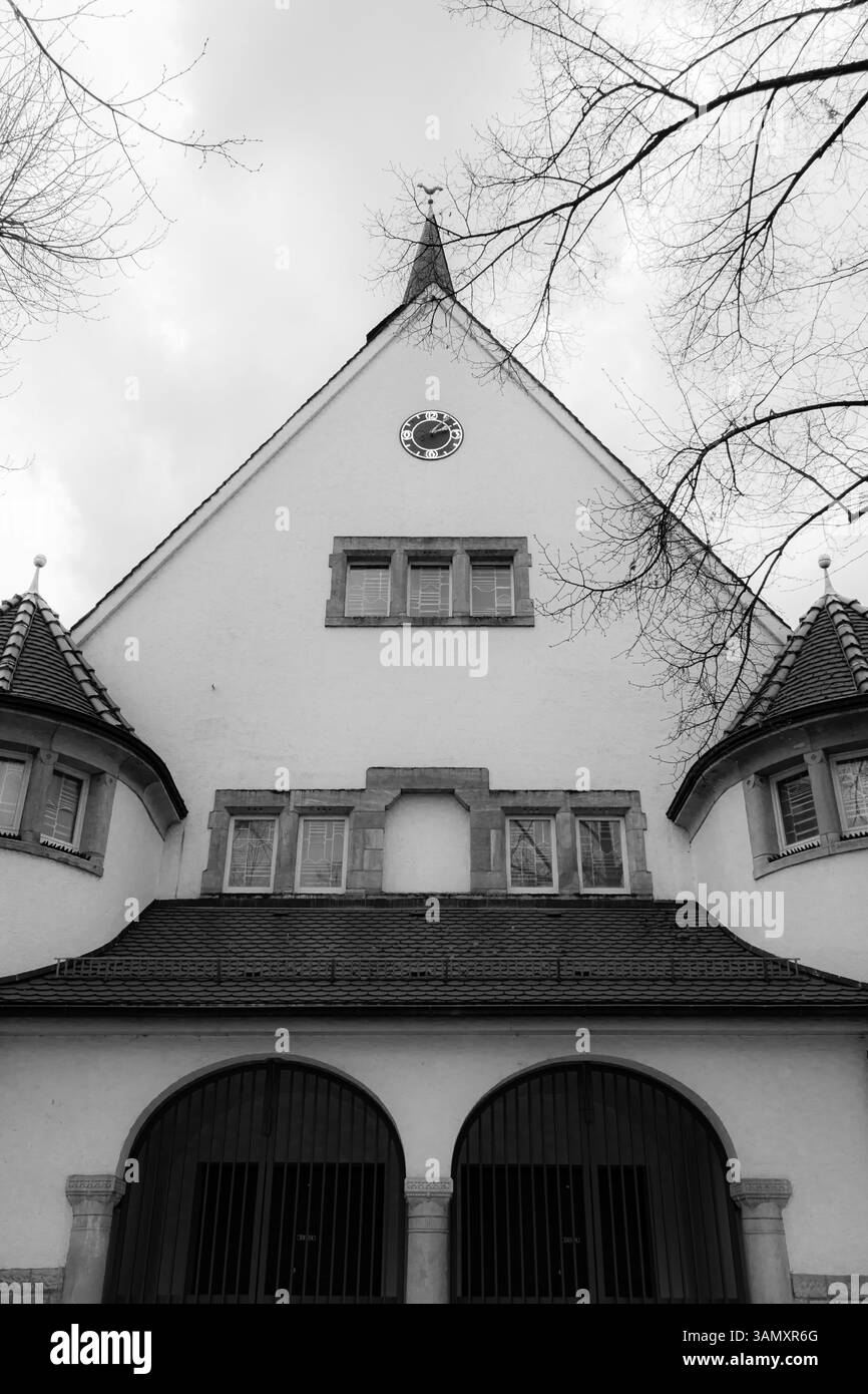 Esslingen, Germania - 1 aprile 2025: Edificio della chiesa di San Giovanni esterno della chiesa locale nella città di Esslingen Foto Stock